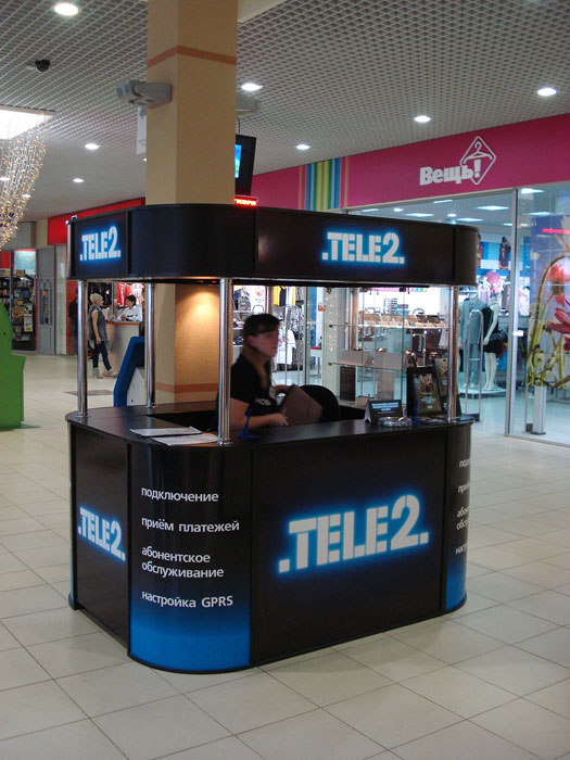 Сервисы теле 2. Tele2 компания. Салон tele2. Салоны теле2 в Москве. Теле2 магазин наушники.